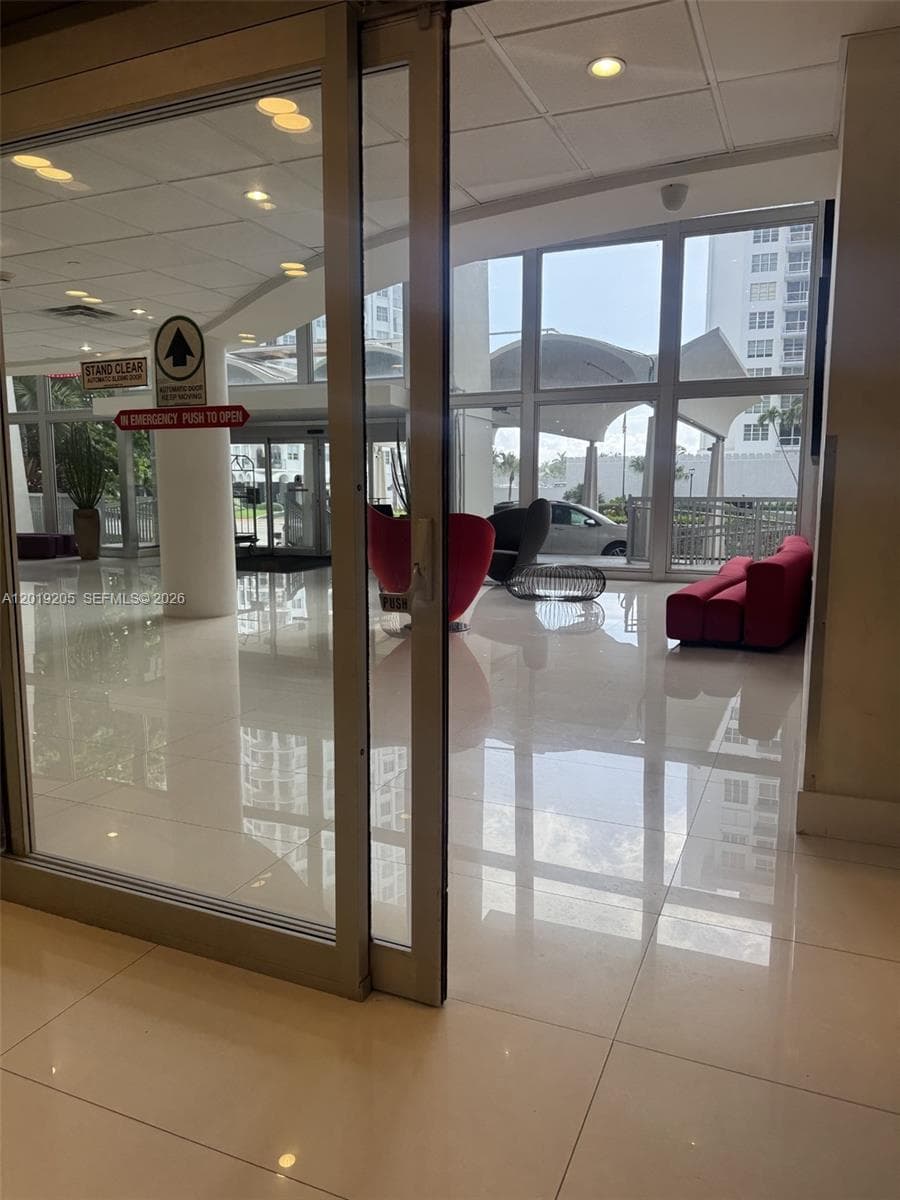 A12019205 — Miami Beach — 3