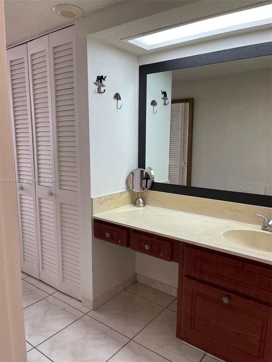 A12019205 — Miami Beach — 20