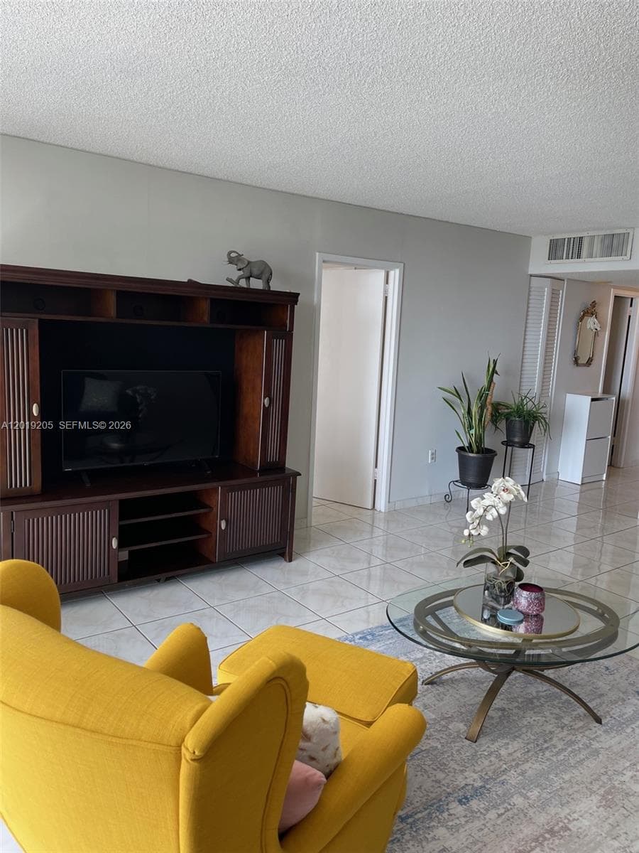 A12019205 — Miami Beach — 10