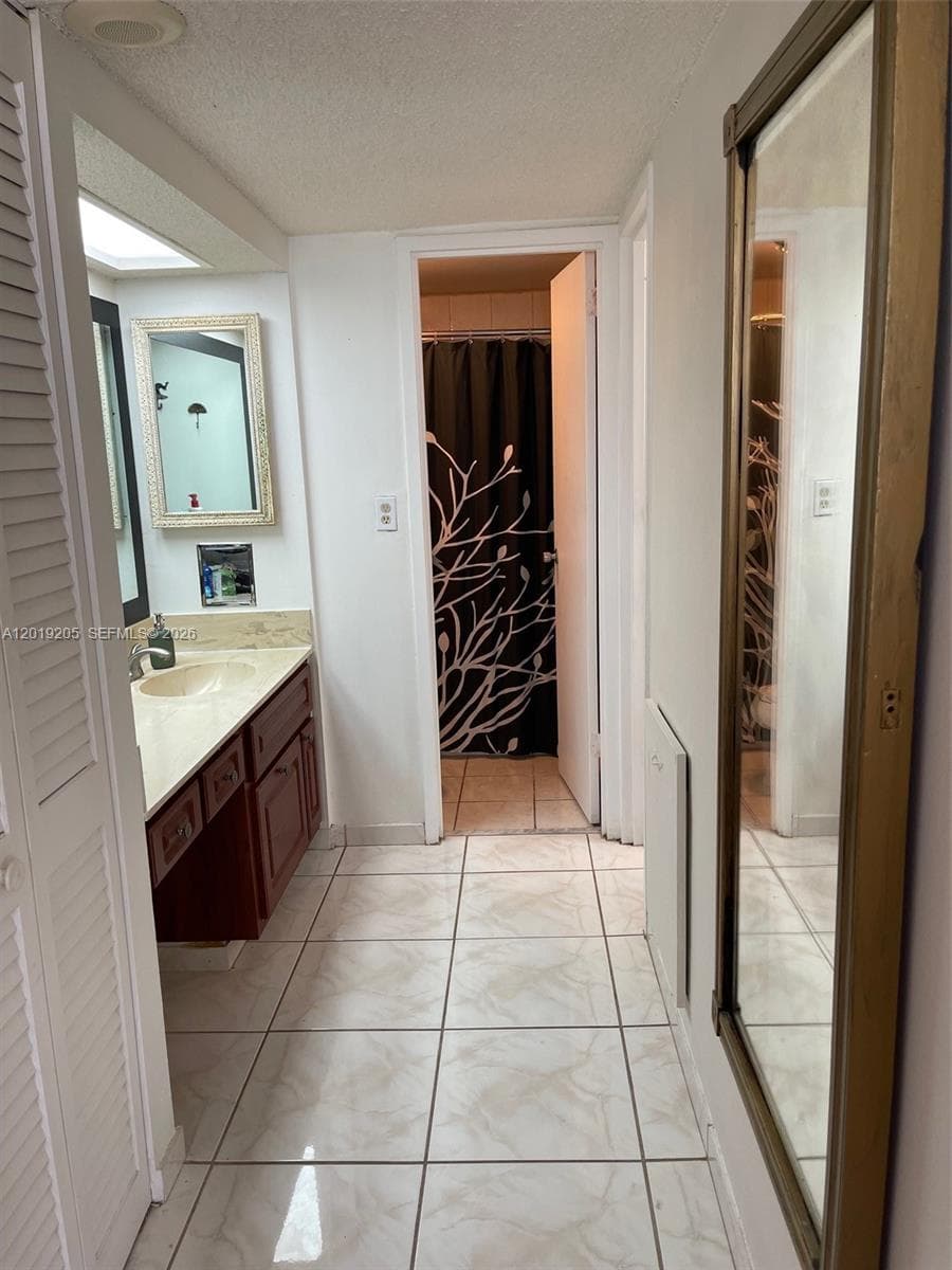 A12019205 — Miami Beach — 19