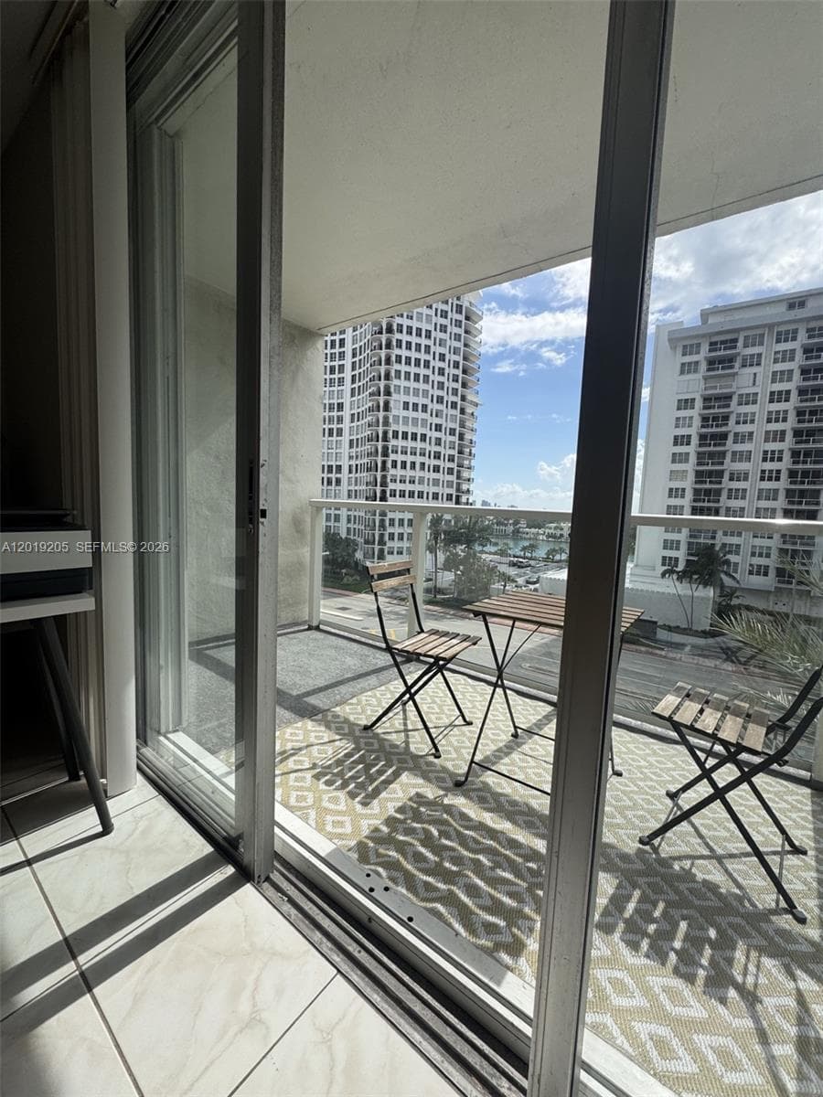 A12019205 — Miami Beach — 40