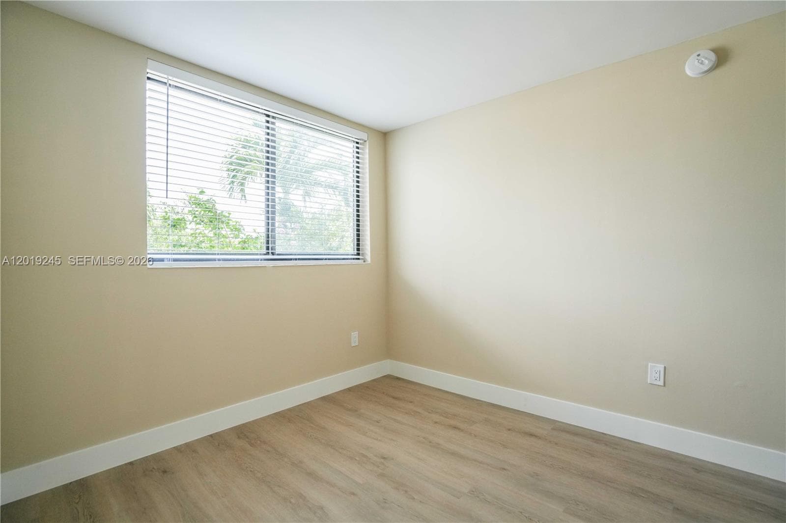 A12019245 — Miami Beach — 14