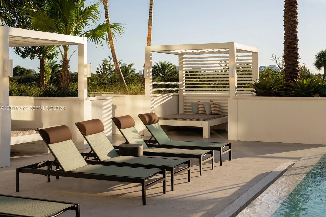 A12019252 — Miami Beach — 17