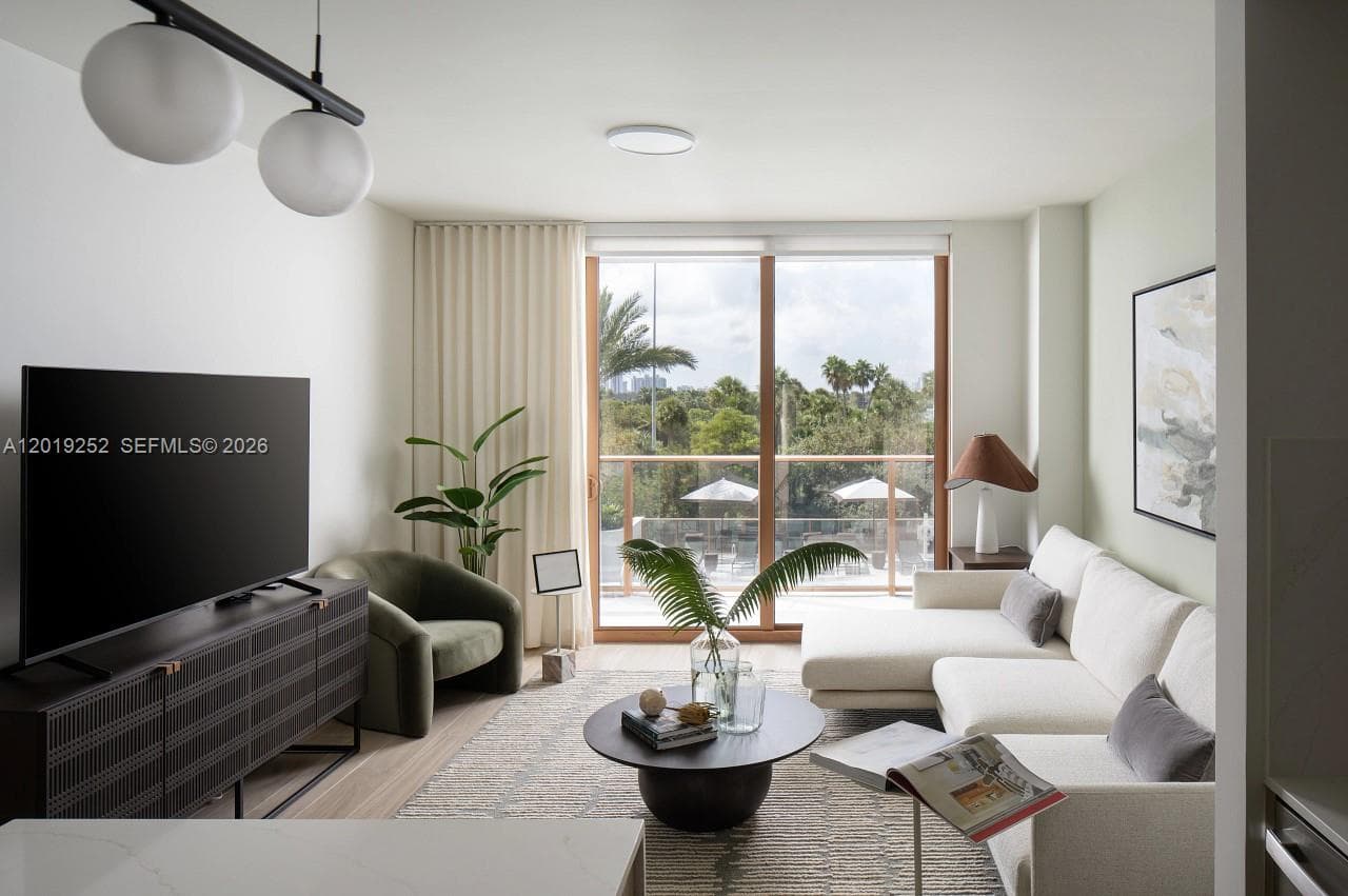 A12019252 — Miami Beach — 7