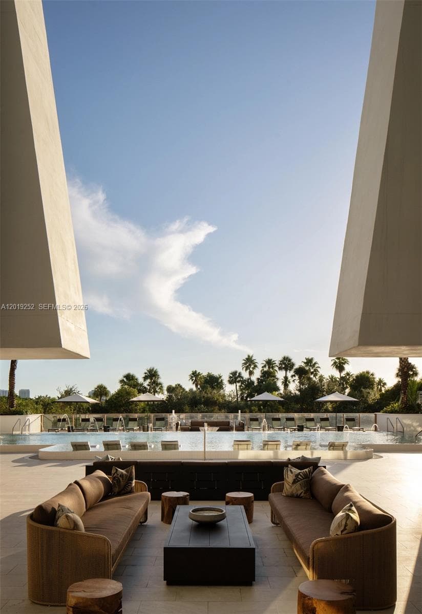 A12019252 — Miami Beach — 20