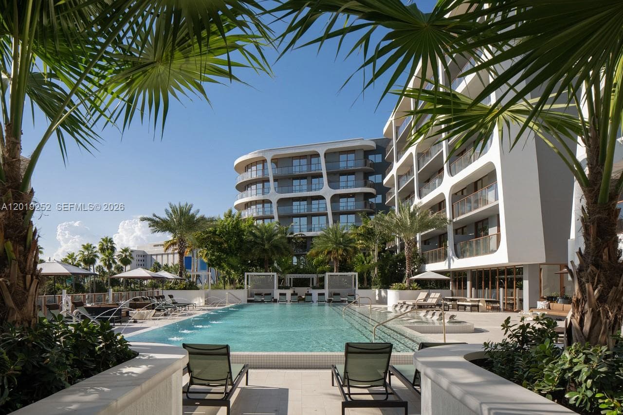 A12019252 — Miami Beach — 33