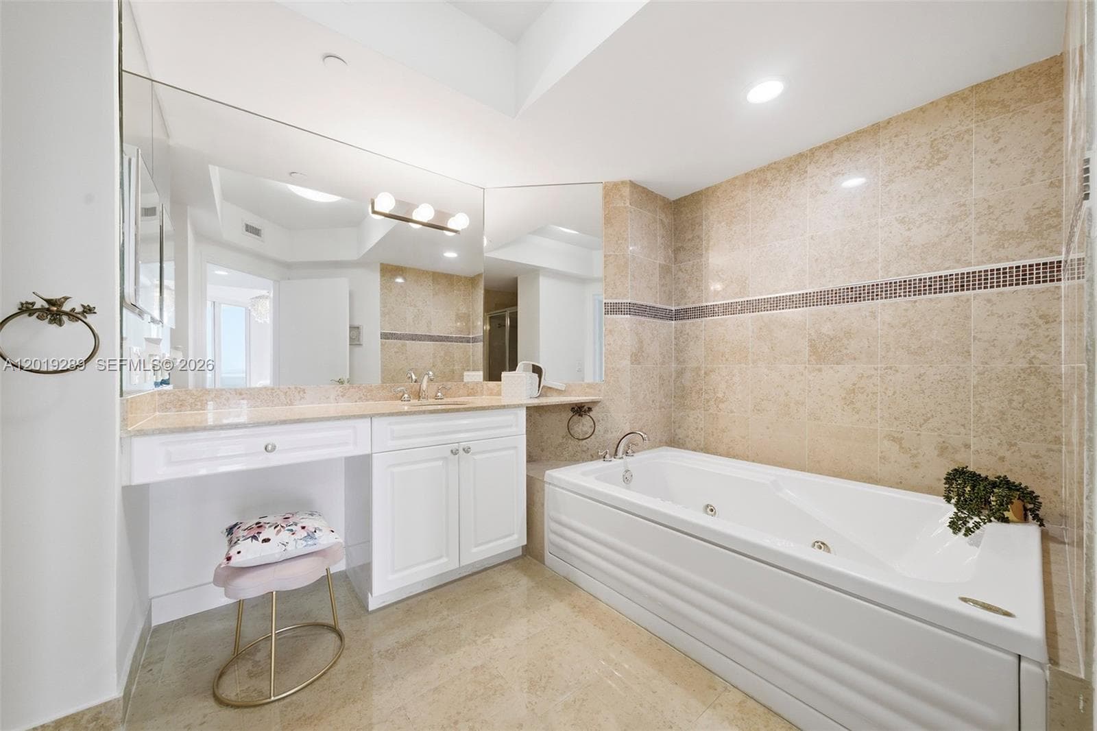 A12019289 — Miami Beach — 11