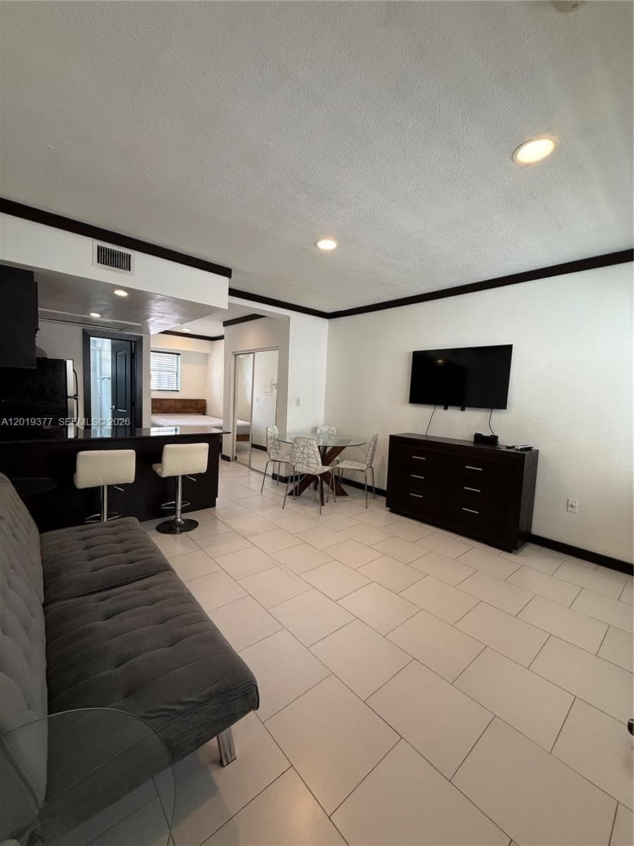 A12019377 — Miami Beach — 2