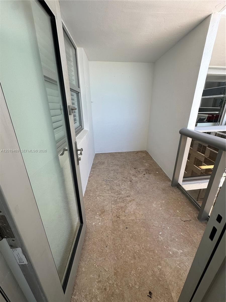 A12019469 — Miami Beach — 18