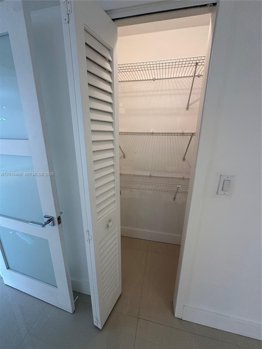 A12019469 — Miami Beach — 19
