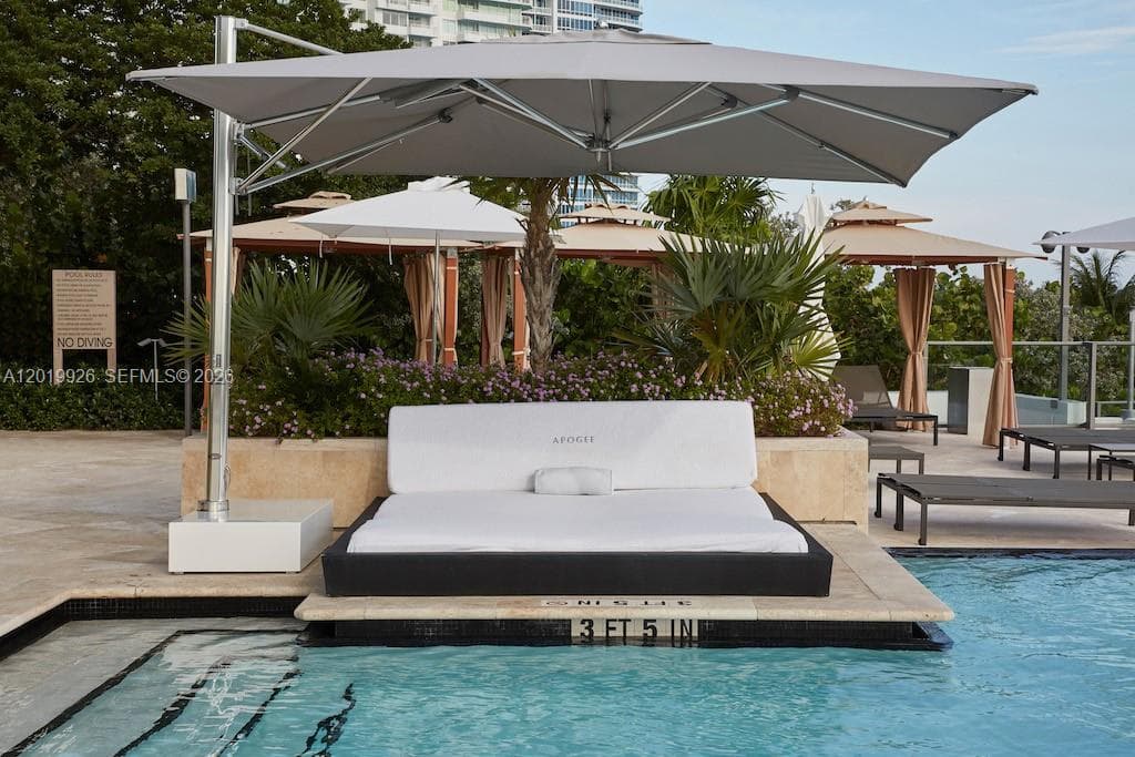 A12019926 — Miami Beach — 82