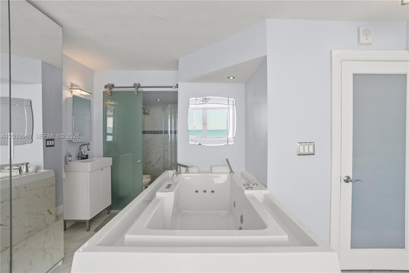 A12019980 — Miami Beach — 15
