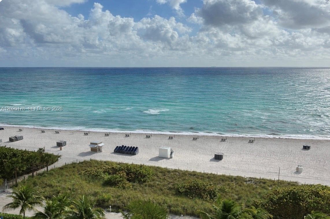 A12020178 — Miami Beach — 6