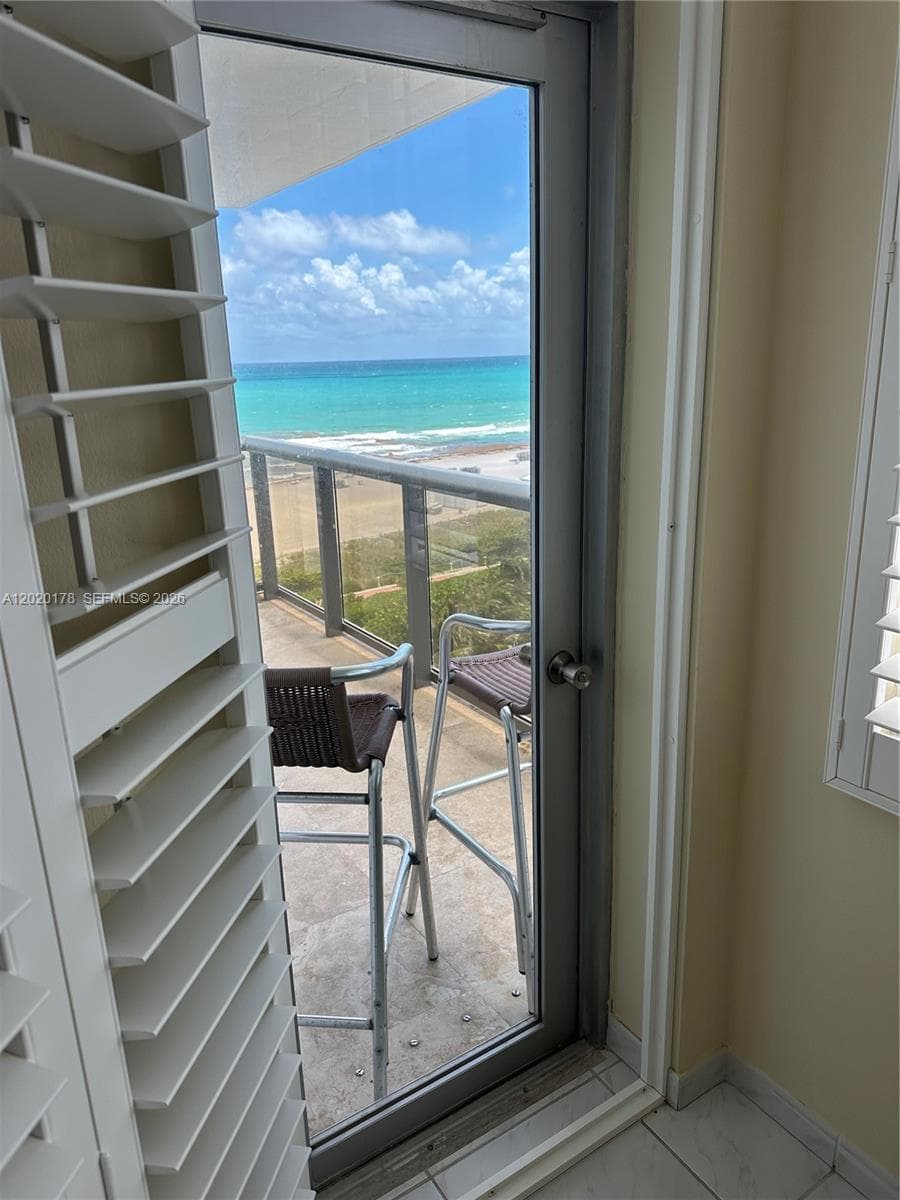 A12020178 — Miami Beach — 3