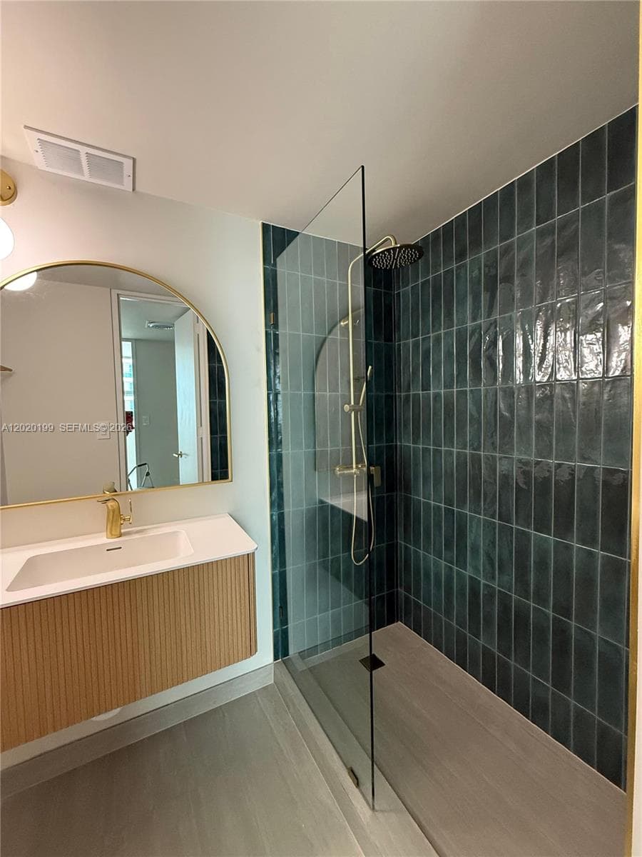 A12020199 — Miami Beach — 5