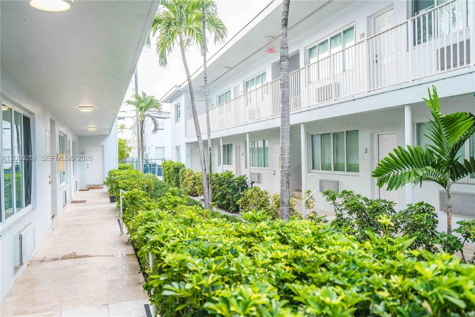 A12020251 — Miami Beach — 17