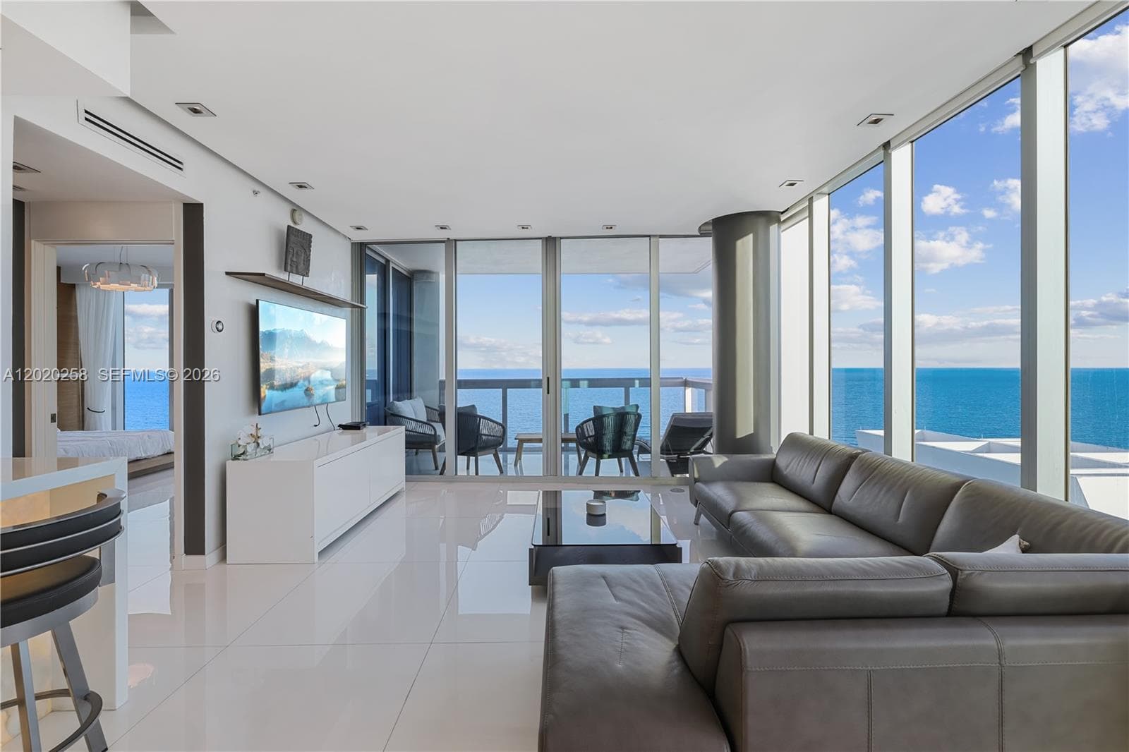 A12020258 — Miami Beach — 16