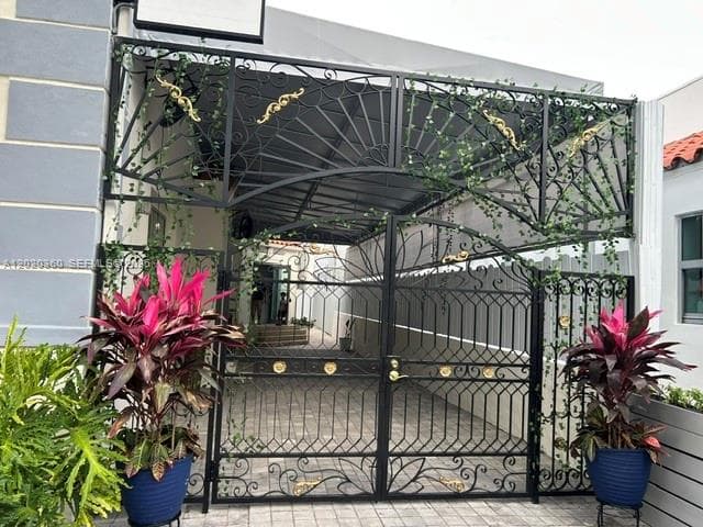 A12020360 — Miami Beach — 6