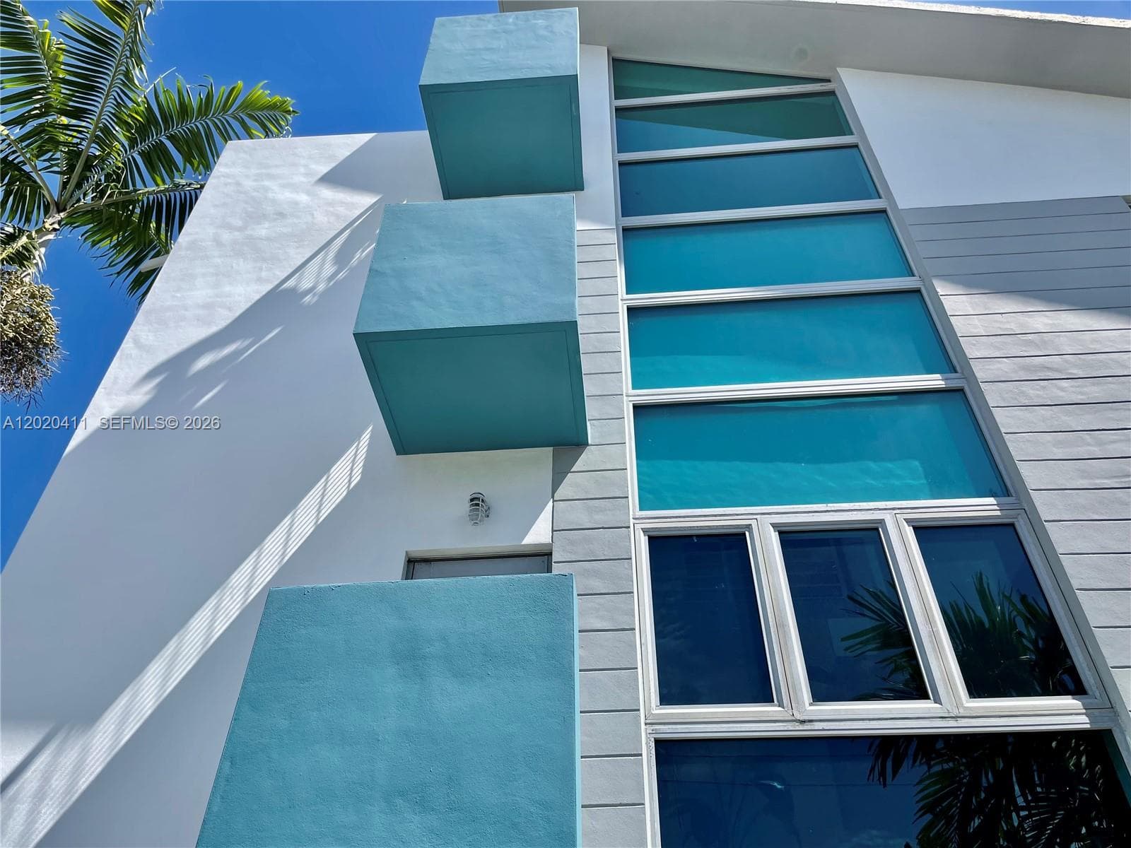 A12020411 — Miami Beach — 23