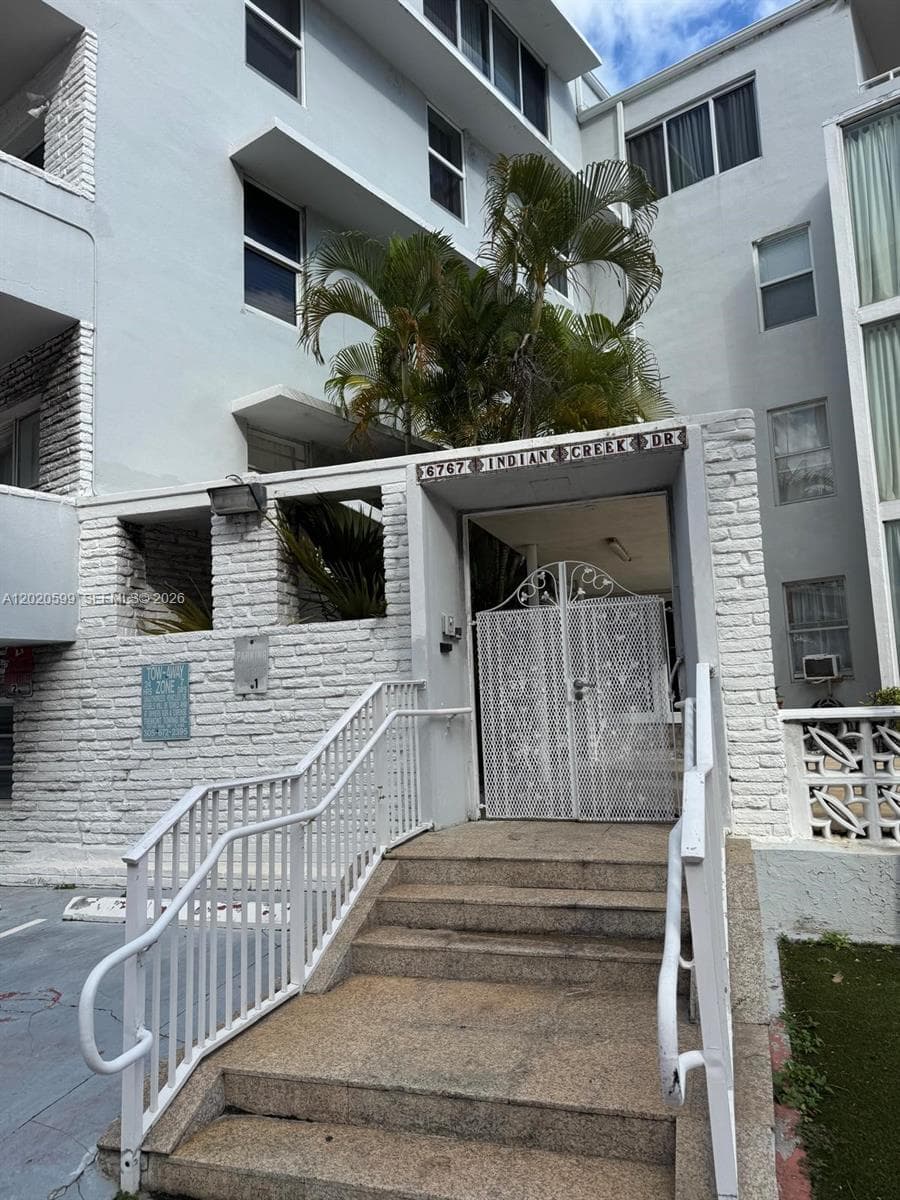 A12020599 — Miami Beach — 26