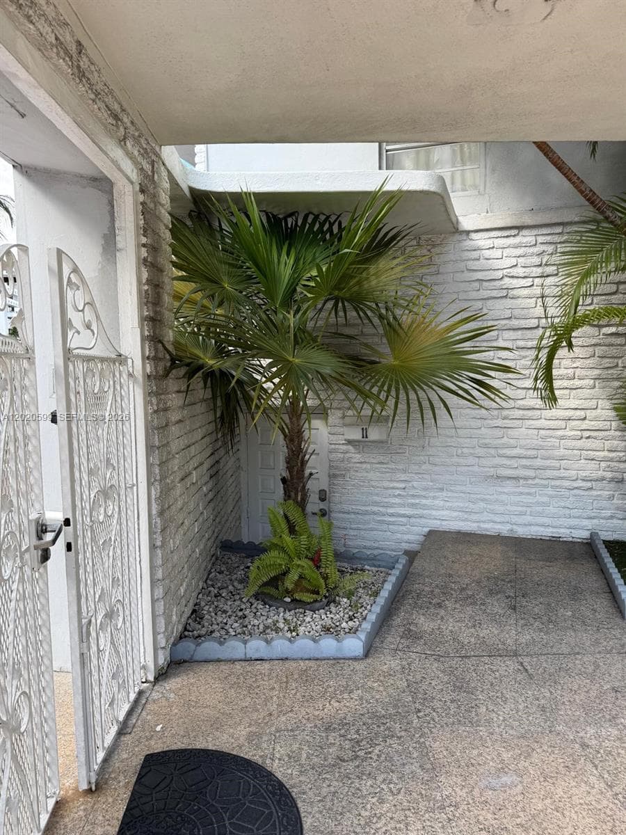 A12020599 — Miami Beach — 24