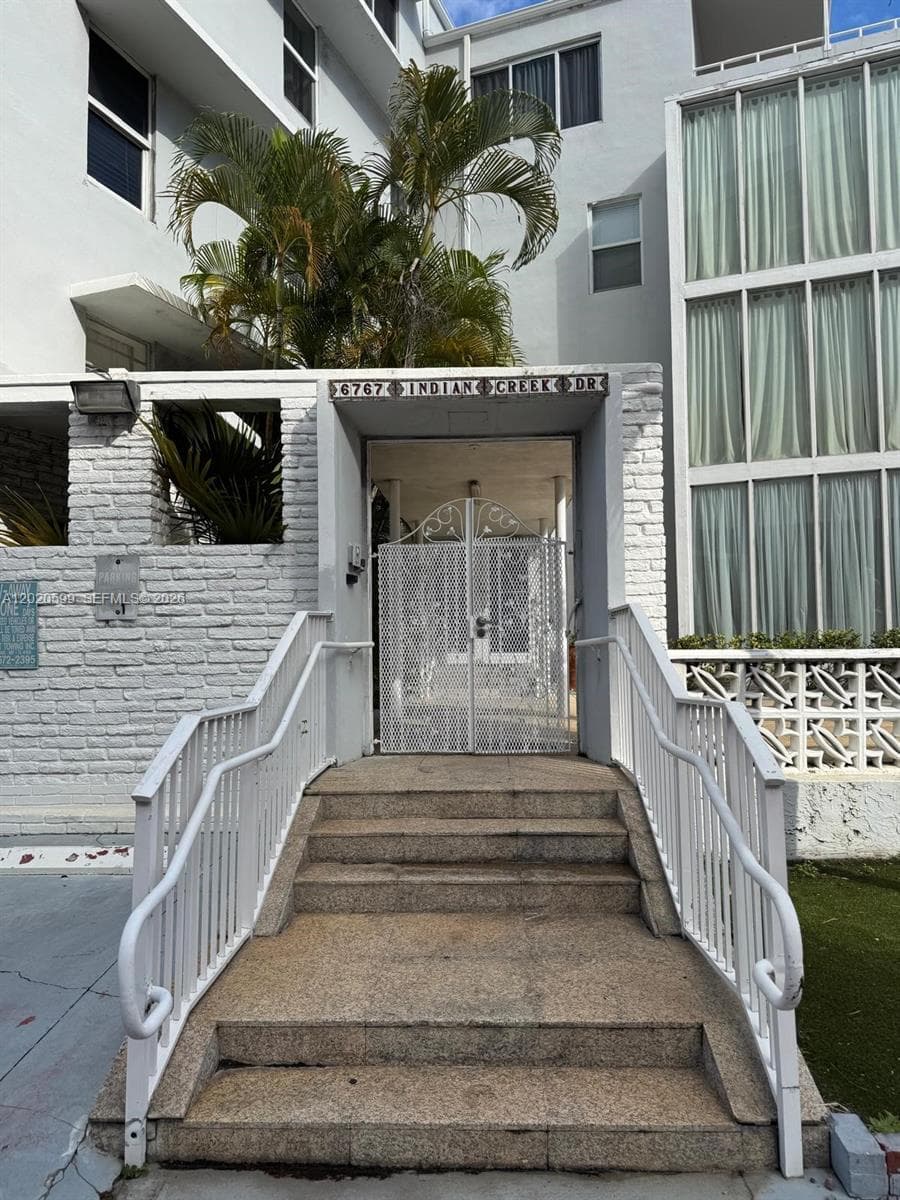 A12020599 — Miami Beach — 25