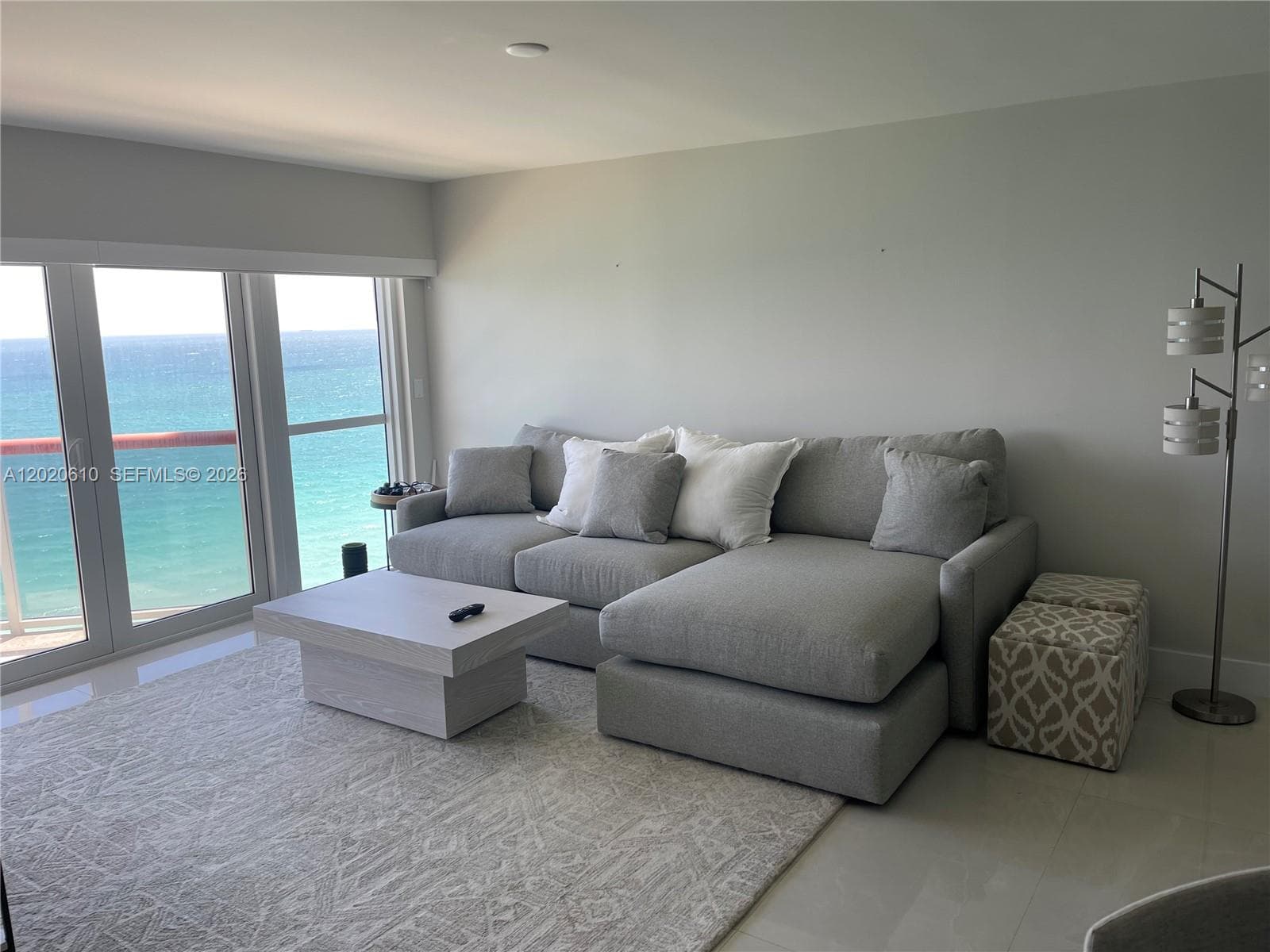 A12020610 — Miami Beach — 16