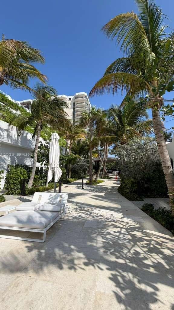 A12020816 — Miami Beach — 44