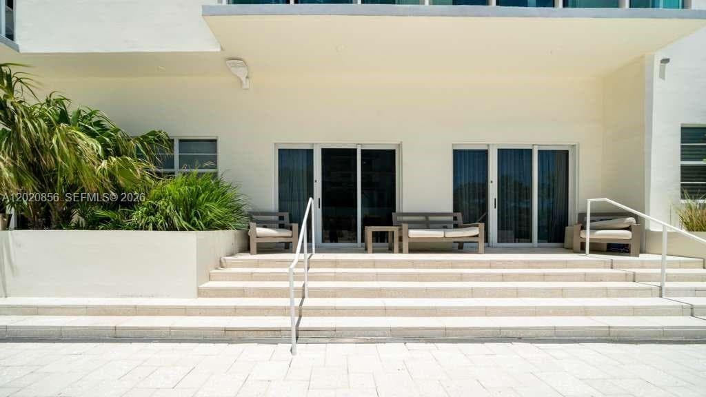 A12020856 — Miami Beach — 28