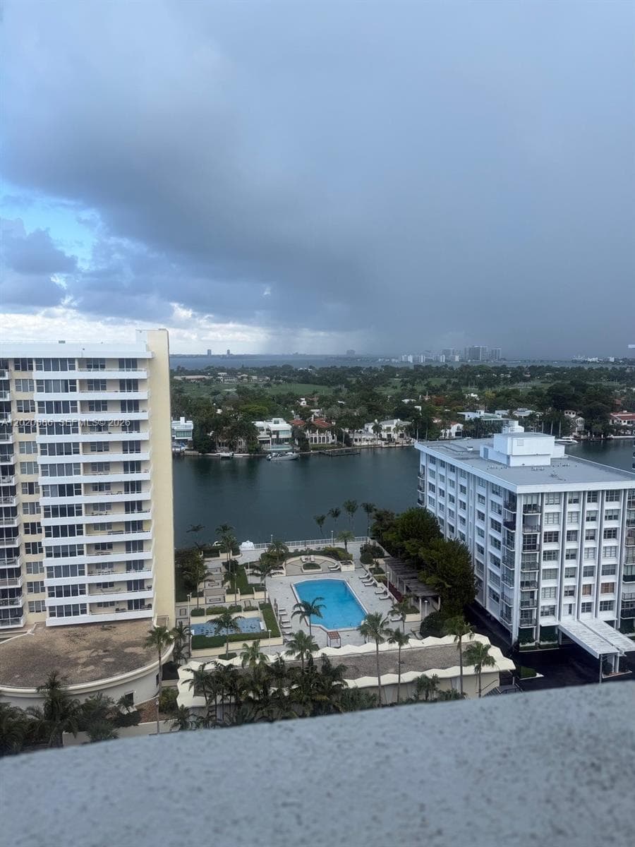 A12020886 — Miami Beach — 2