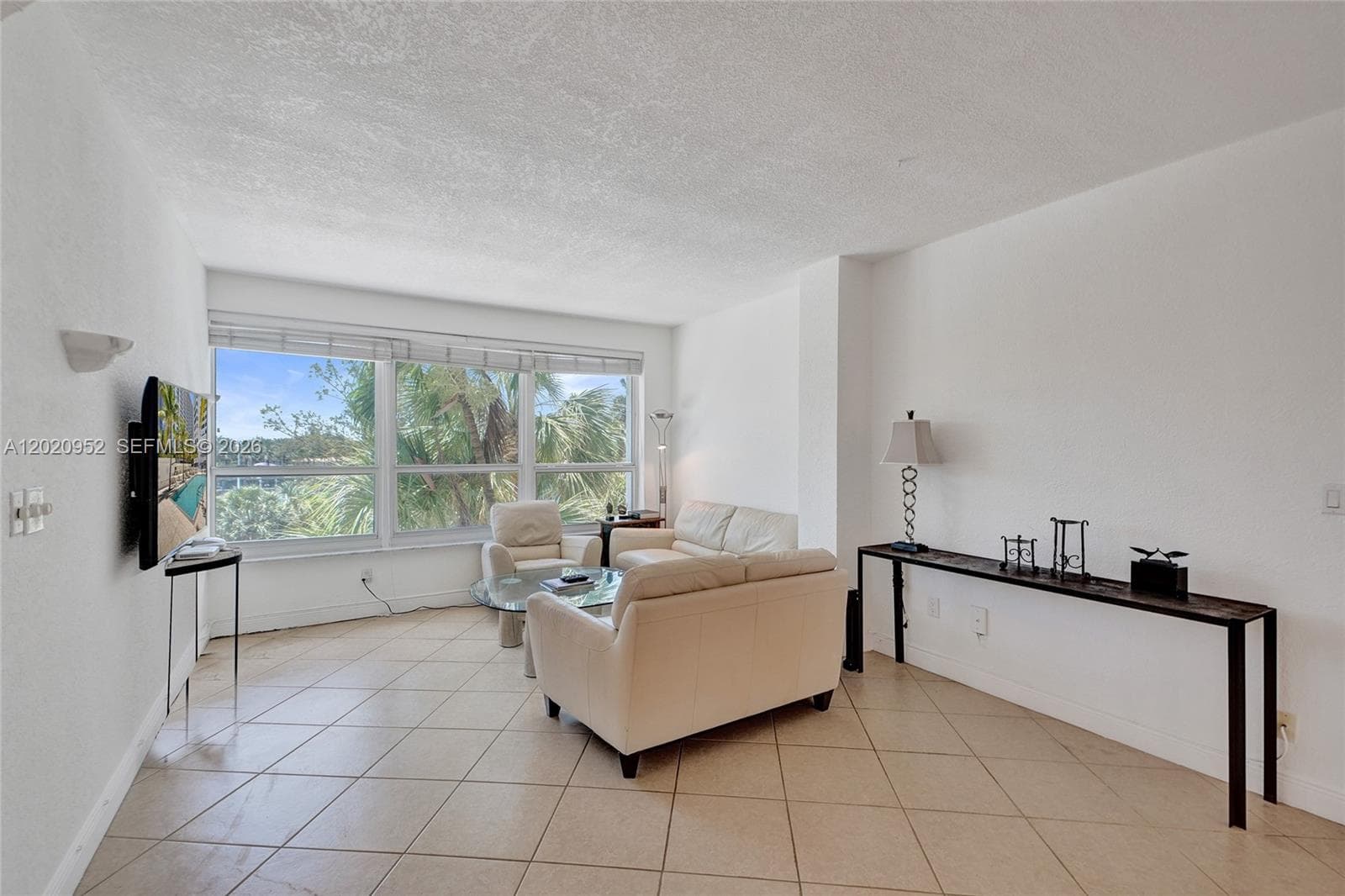 A12020952 — Miami Beach — 8