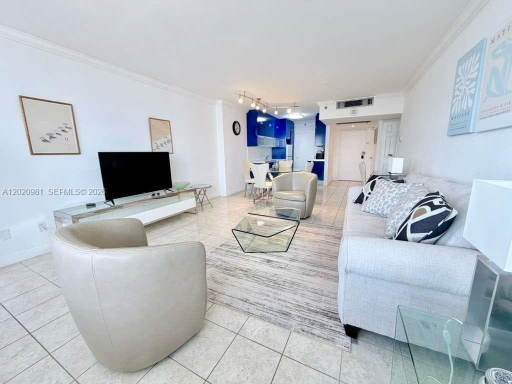 A12020981 — Miami Beach — 3