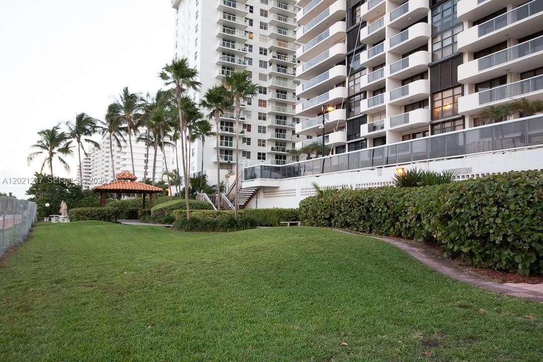 A12021247 — Miami Beach — 27
