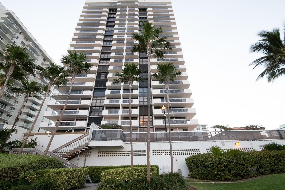 A12021247 — Miami Beach