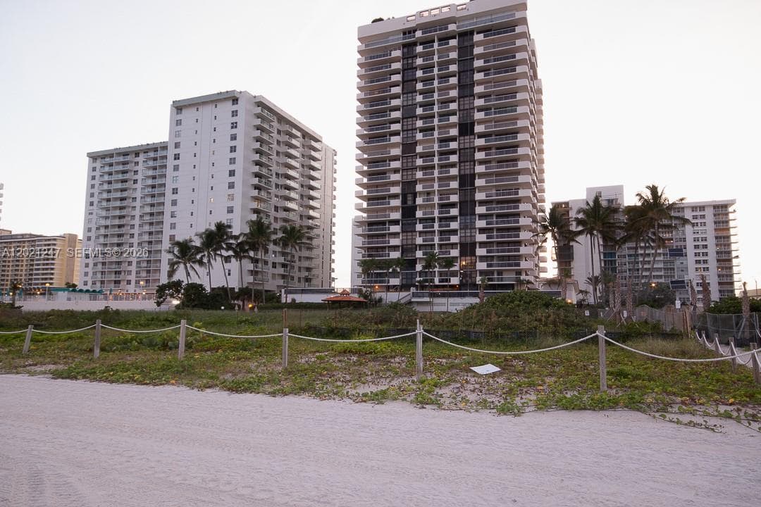 A12021247 — Miami Beach — 30