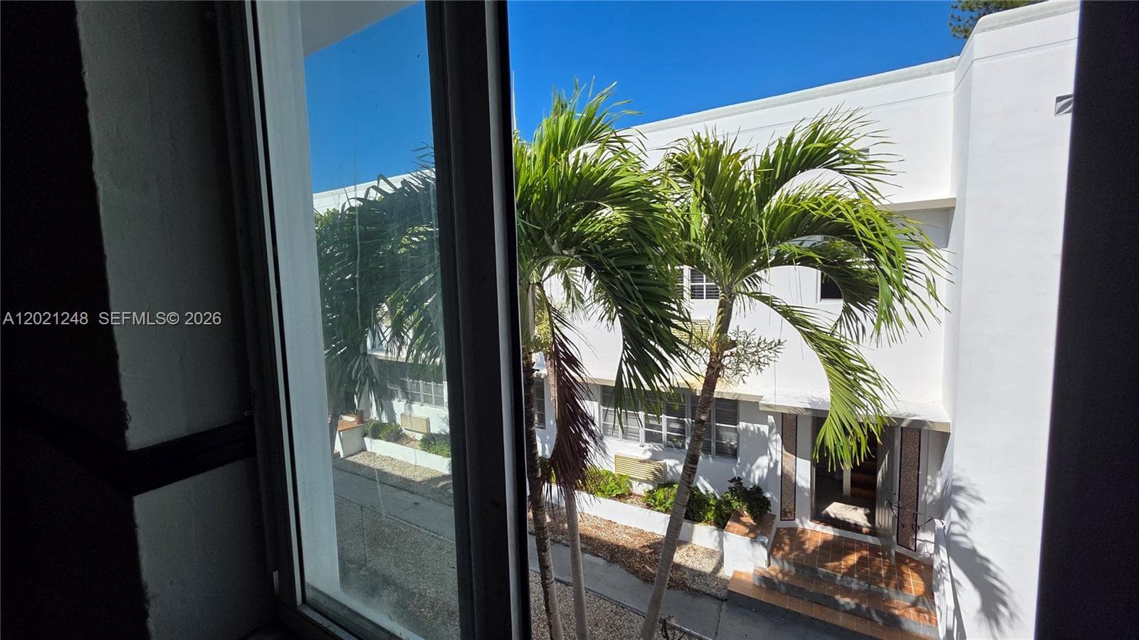 A12021248 — Miami Beach — 27