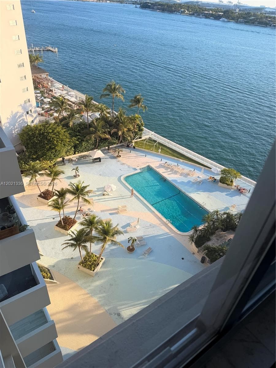 A12021336 — Miami Beach — 17
