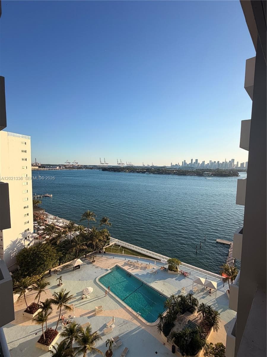 A12021336 — Miami Beach — 18