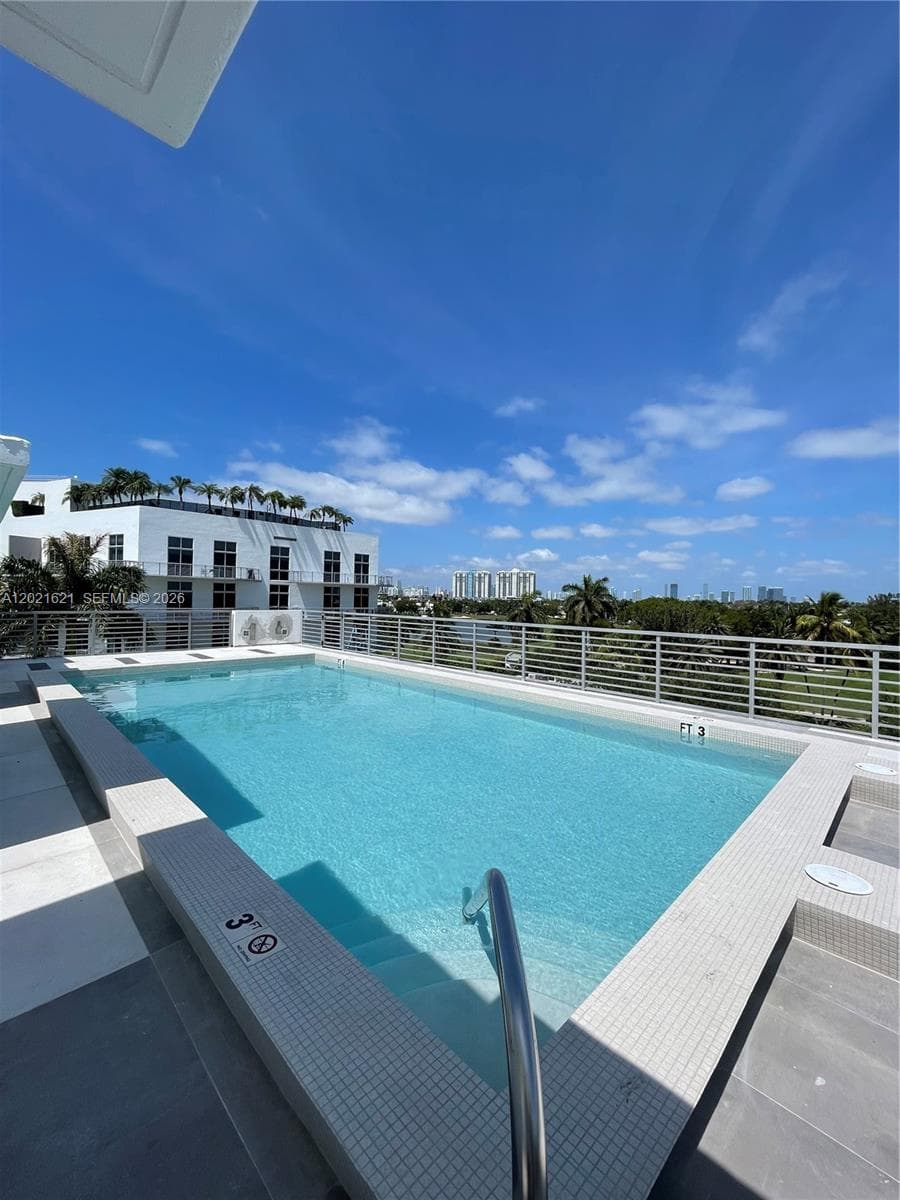 A12021621 — Miami Beach — 26