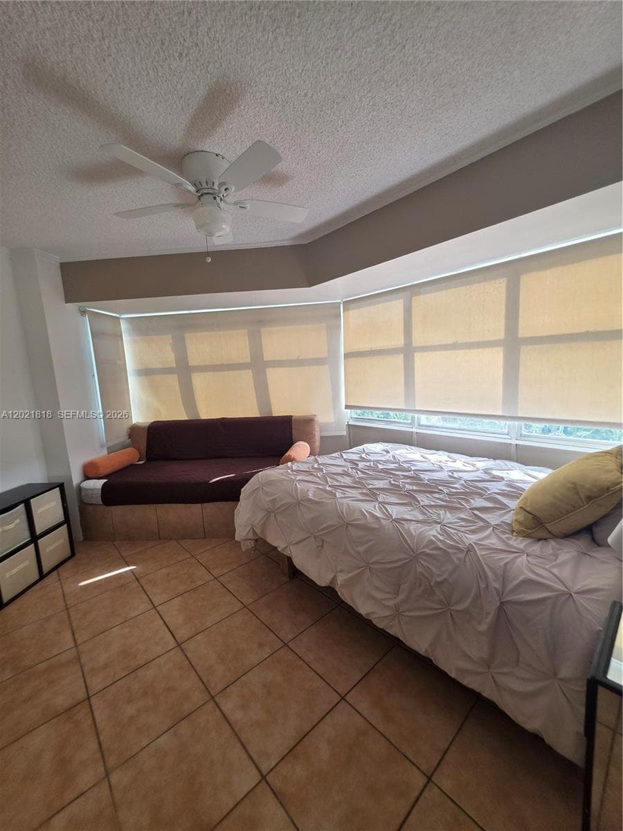 A12021818 — Miami Beach — 8