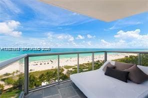 A12021954 — Miami Beach — 9