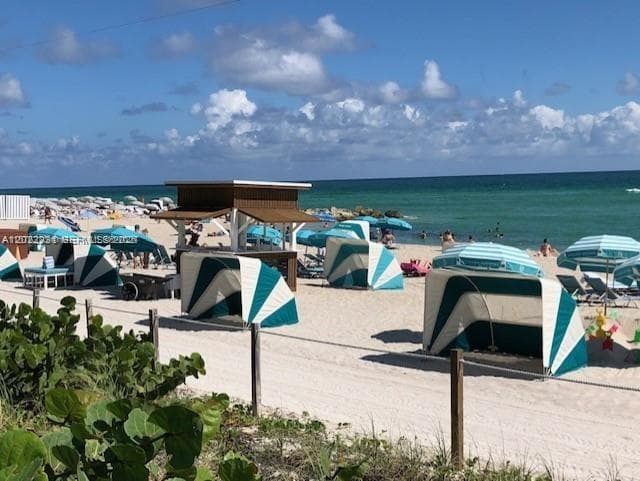 A12022031 — Miami Beach — 33