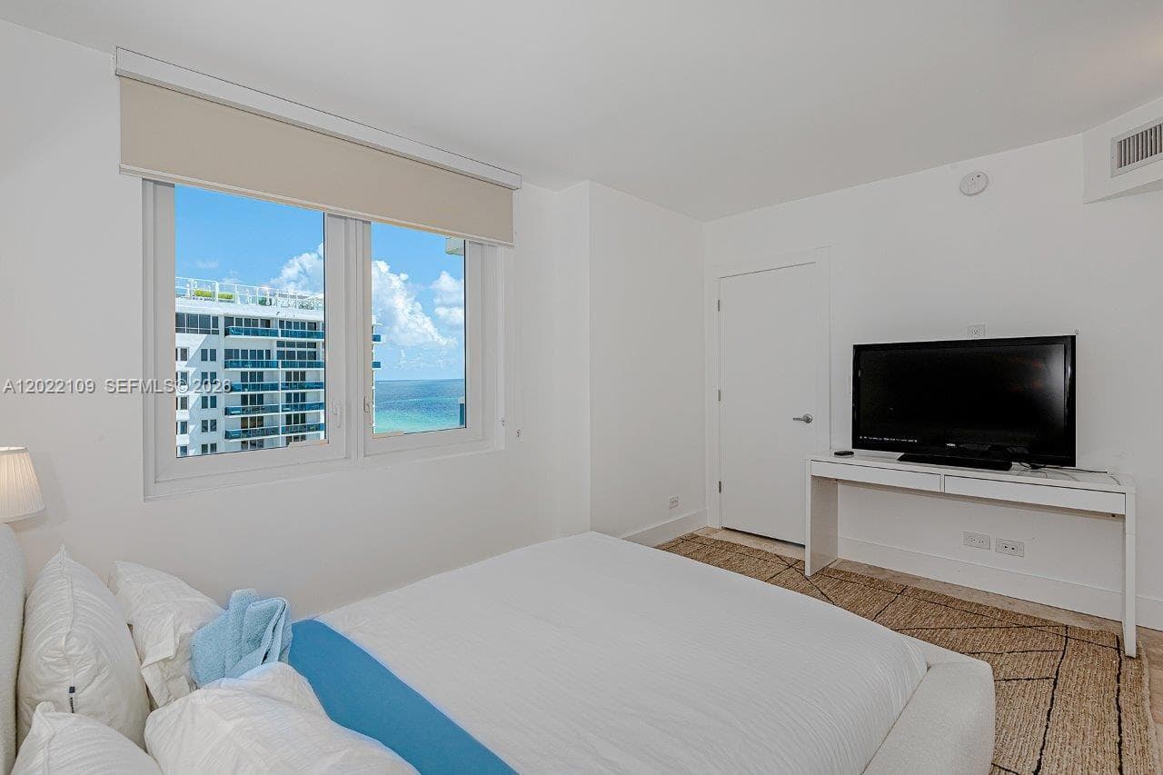 A12022109 — Miami Beach — 6