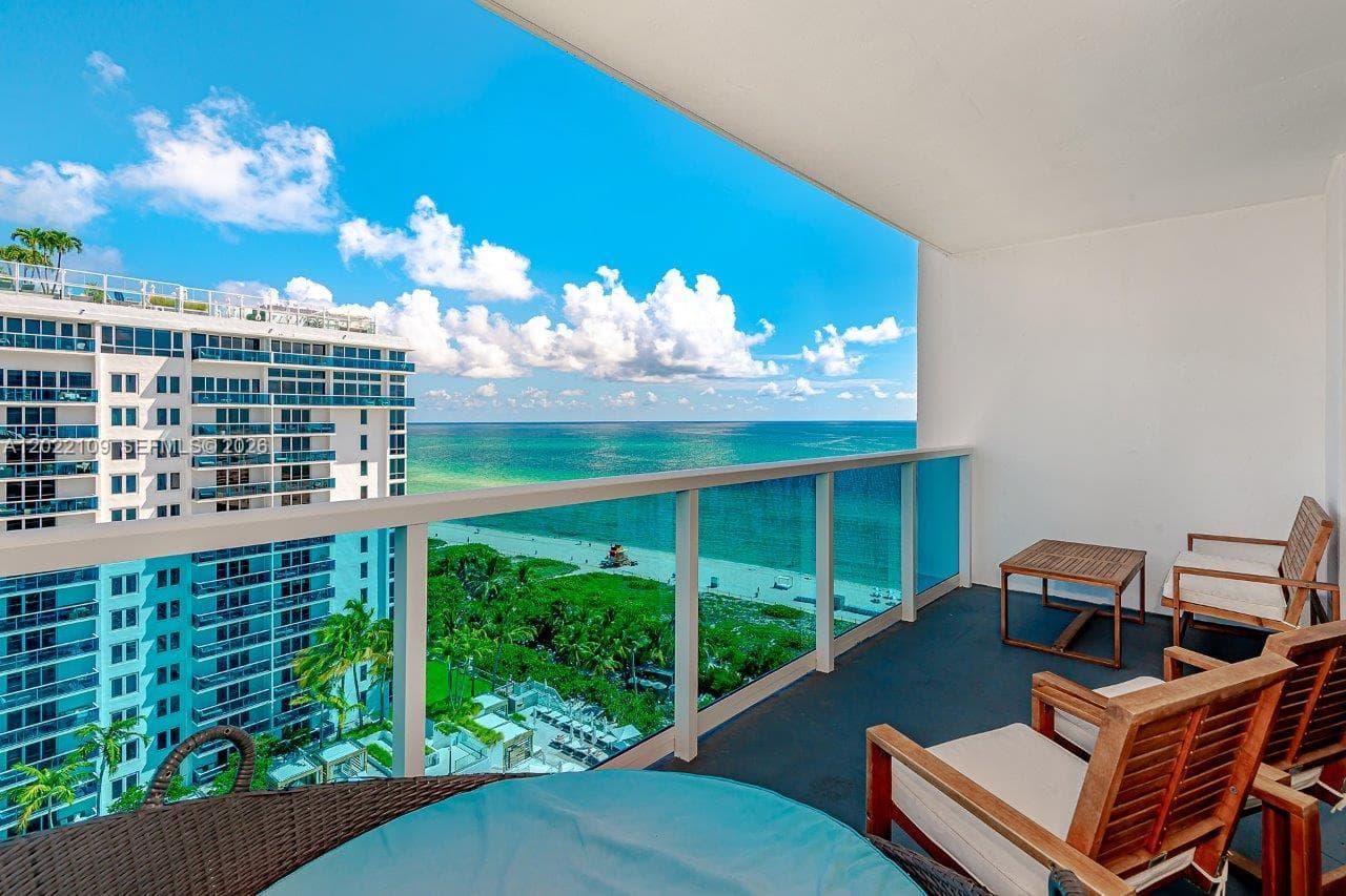 A12022109 — Miami Beach — 17