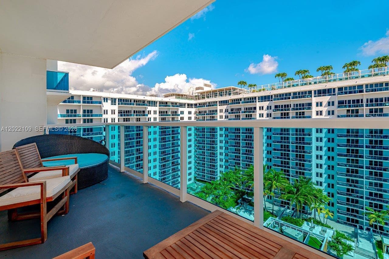 A12022109 — Miami Beach — 19