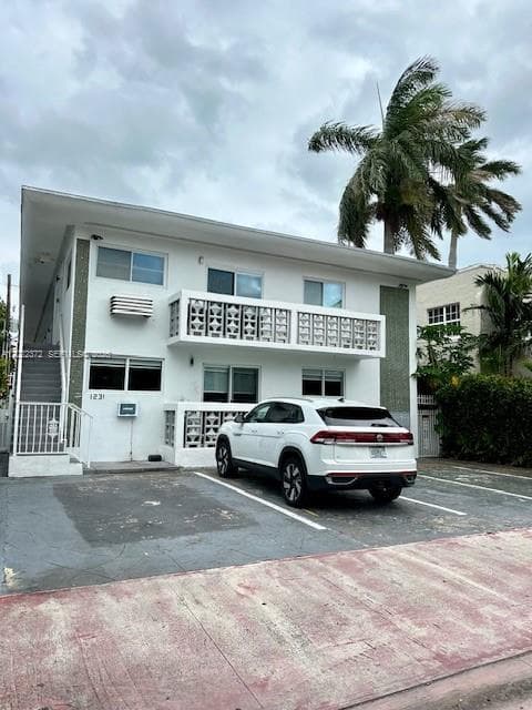 A12022372 — Miami Beach — 17