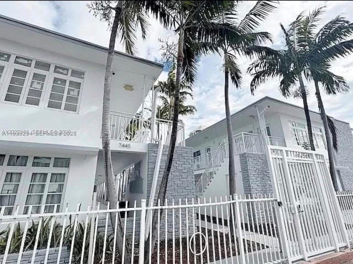 A12022386 — Miami Beach — 13