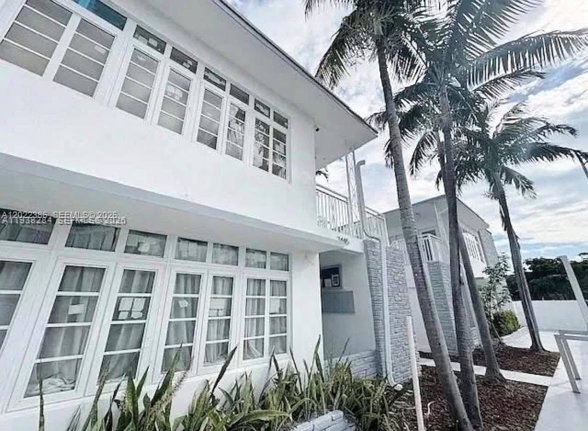 A12022386 — Miami Beach — 12