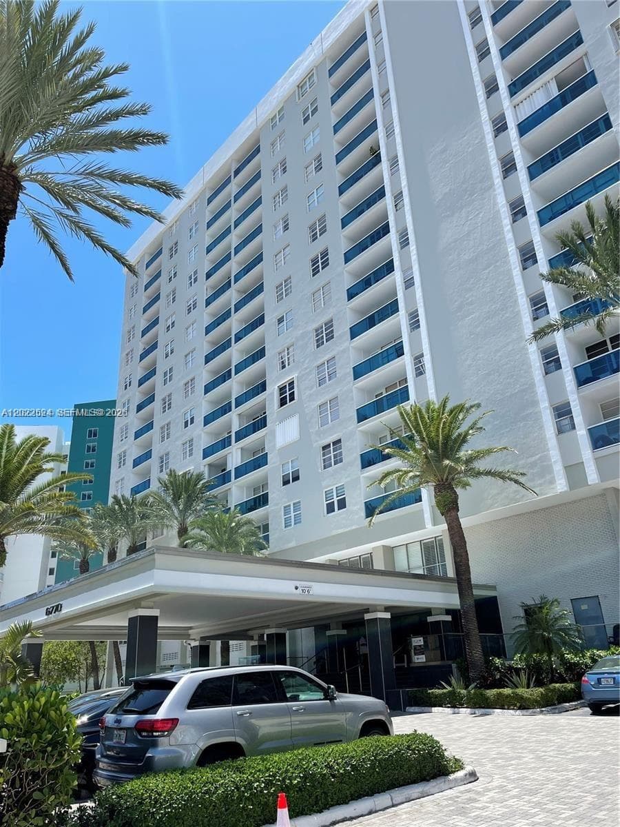 A12022524 — Miami Beach — 16