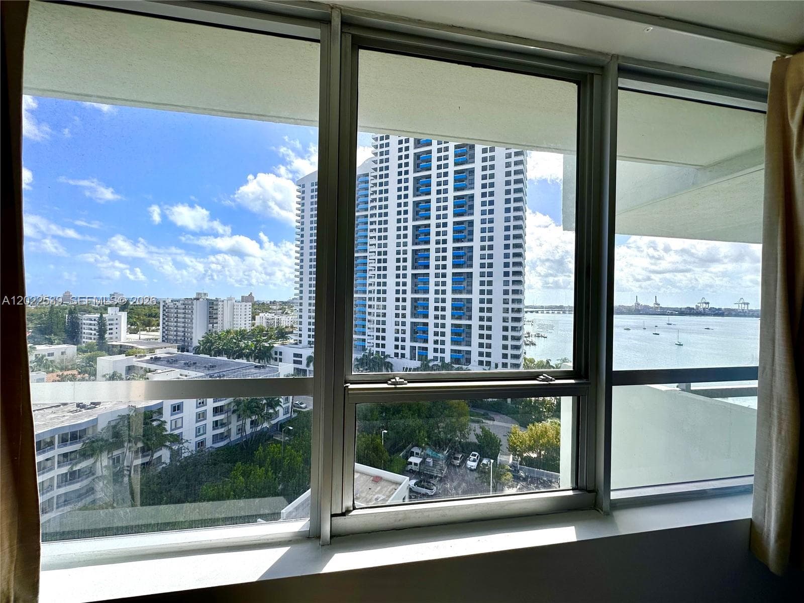 A12022539 — Miami Beach — 16